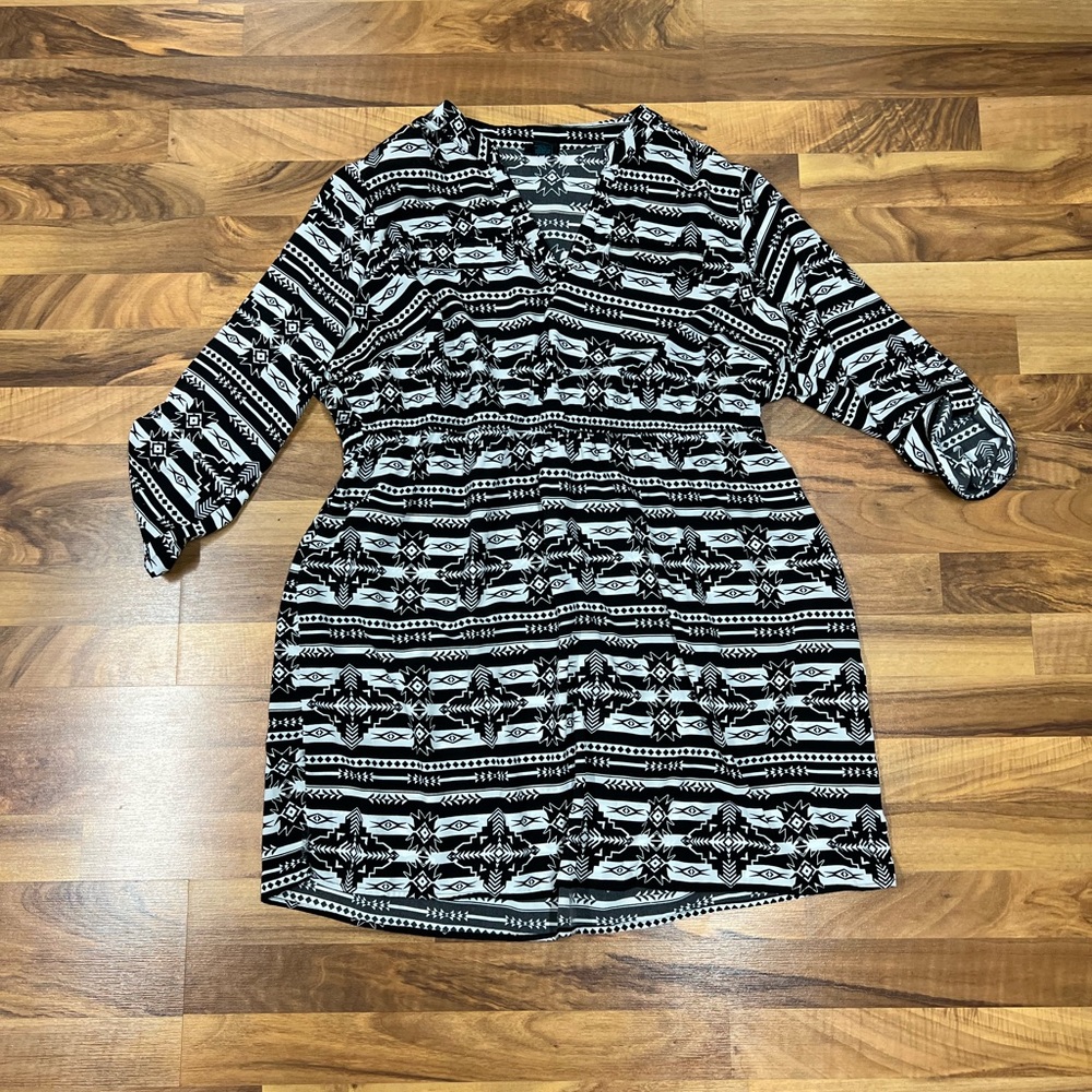 Plus size black and white patterned tunic dress fits 1x